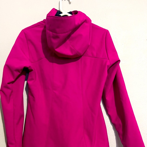 NWOT Columbia Fuscia/Magenta windproof jacket with a faux fur lining. - Picture 2 of 10